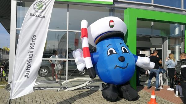 Közlekedik a család Békéscsabán. Forrás: police.hu