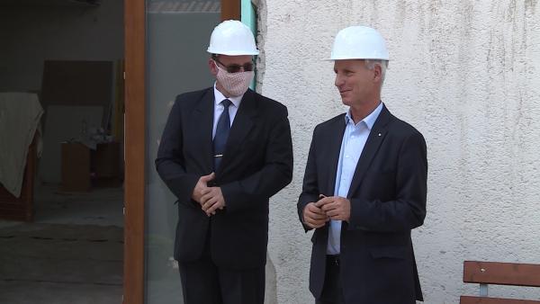 Soltész Miklós államtitkár (j) és Takács Zoltán baptista lelkipásztor a bejáráson (Kép: Kugyelka Attila/BMC)