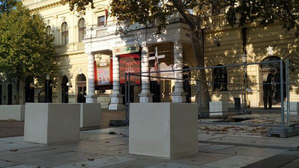 Ilyen kockák kerültek a Jókai színház elé, amelyek megakadályozzák az újabb balesetet – (Fotó: Szarvas Péter Facebook oldala)