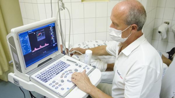 A képen dr. Gáspár István az új eszközzel végez neurológiai vizsgálatotFotó: Melega Krisztián/Orosházi Kórház