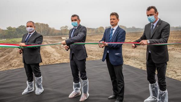 Zalai Mihály, a Békés Megyei közgyűlés elnöke, Gyuricza Csaba, a Nemzeti Agrárkutatási és Innovációs Központ főigazgatója, Halasi-Kovács Béla, a Halászati Kutatóintézet igazgatója és Molnár Etele Szarvas alpolgármestere átadja a halastavakat. Fotó: MTI