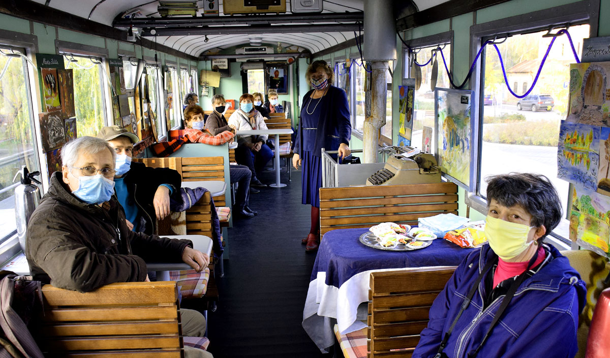 Egyszer beköltöztek turisztikai főpályaudvar egyik vasúti vagonjában a padlásterápiások – Fotó: behir.hu/Such Tamás
