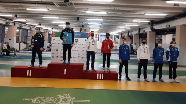 Lenkefi Soma a dobogó tetején (Fotó: Magyar Vívó Szövetség)