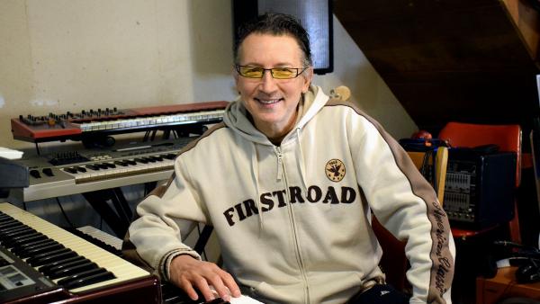 Berki Csaba, a Premier iskola gitártanárja – Fotó: behir.hu/Such Tamás