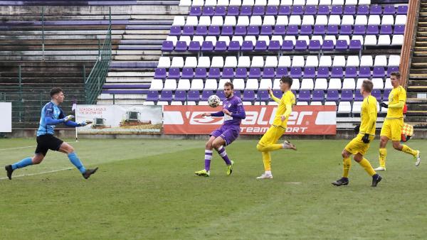 Mayer Máté (lövés közben) döntötte el a meccset (Fotó: Milyó Pál) 