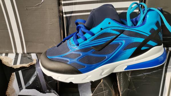 A Nemzeti Adó- és Vámhivatal munkatársai több mint 94 millió forint értékben találtak hamis cipőket egy kamionban Gyulánál. Forrás: NAV