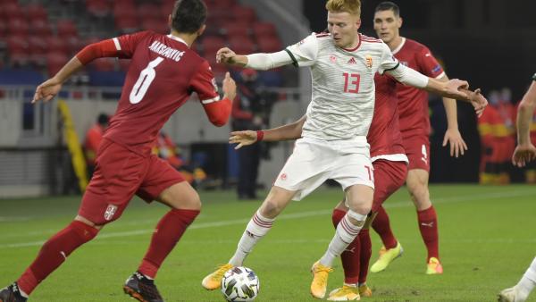 Kalmár Zsolt (k) és a szerb Nemanja Maksimovic a labdarúgó Nemzetek Ligája B divíziójában játszott Magyarország - Szerbia mérkőzésen (MTI/Koszticsák Szilárd)