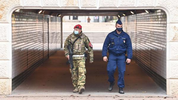 Rendőr és katona járőrözik a Jászai Mari téren 2020. november 16-án. Ettől a naptól a katonák is segítik a rendőrök munkáját a közterületeken, részt vesznek a közrend, köznyugalom, közbiztonság fenntartásában. A katonák részt vesznek veszélyhelyzeti szabá