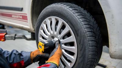 Téli gumival felszerelt kereket szerelnek fel egy autóra egy pécsi autószervizben 2020. november 16-án. MTI/Sóki Tamás