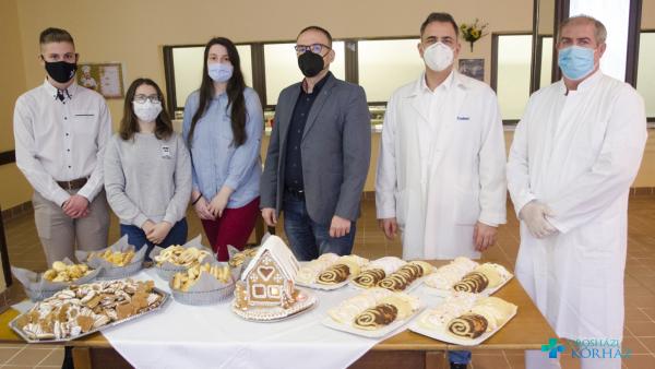 A diákoktól és Pörneki Attila iskolaigazgatótól a sütiket dr. Duray Gergő főigazgató és Hutkai Sándor élelmezésvezető vette át.Fotó: Melega Krisztián/Orosházi Kórház