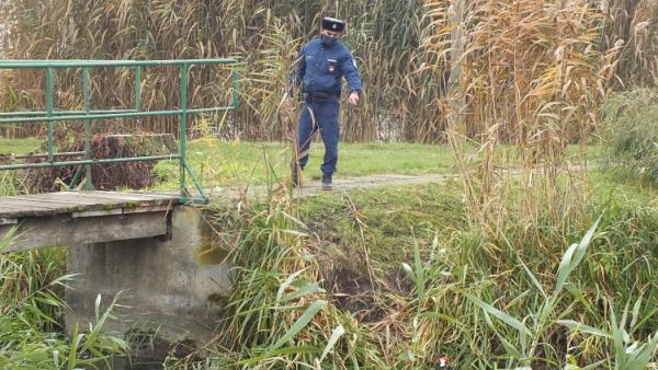 Csatornába esett egy lány Sarkadon, egy rendőr mentette ki. Forrás: police.hu