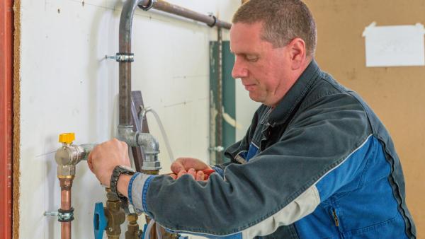 Értékes a mesterlevél. Fotó: Békés Megyei Kereskedelmi és Iparkamara