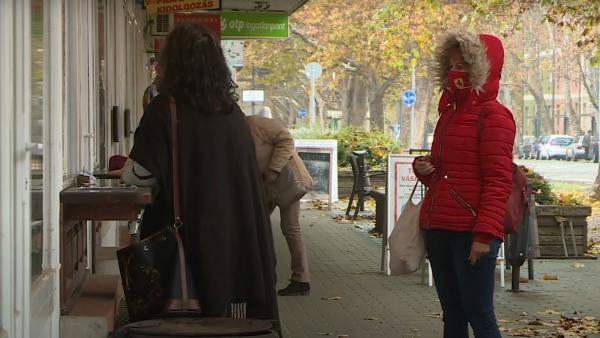 Maszkban várakoznak a büfé előtt – (Fotó: Bagi József)