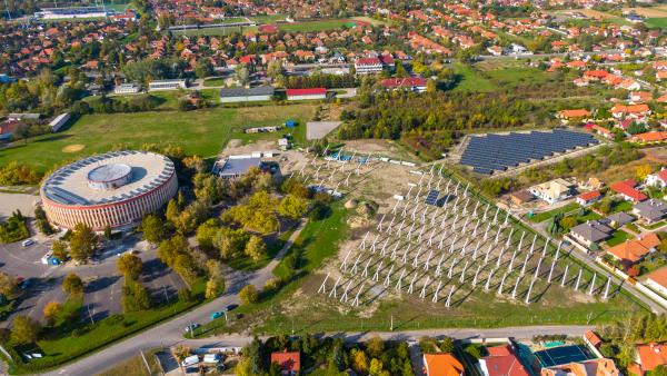 A sportcsarnok mellett már jól látható a napelempark (fotó: Kliment Pál)
