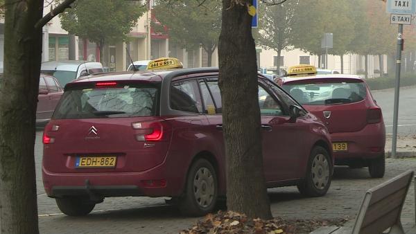 A szigorítások miatt kevés utasuk van a taxisoknak Békéscsabán is. Fotó: Bagi József / behir.hu