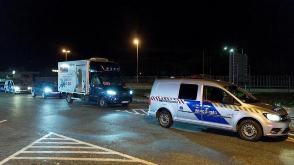 Rendőri kísérettel érkeztek az első koronavírus-elleni vakcinák Magyarországra. Forrás: koronavirus.gov.hu