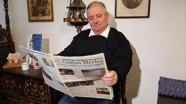 Harangozó Imre már átlapozta a legfrissebb Csabai Mérleget (fotó: behir.hu)