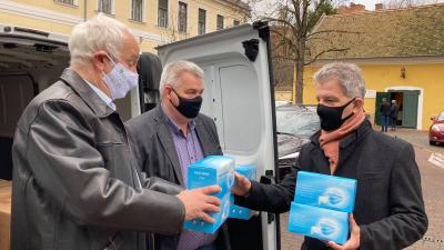 (b.-j.) Herczeg Tamás önkormányzati képviselő, Alföldi Károly vállalkozó adja át a maszkokat Szarvas Péter békéscsabai polgármesternek. Forrás: Herczeg Tamás Facebook oldala