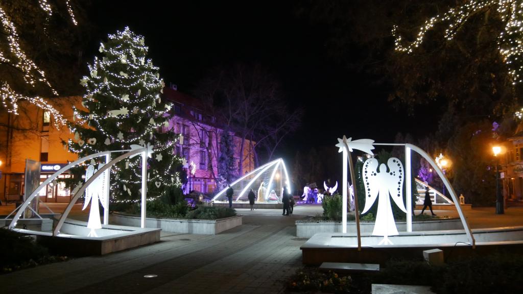 Az elmúlt évekhez hasonlóan Gyulán idén is a Harruckern tér a központi helyszíne a város karácsonyi attrakcióinak – Fotó: behir.hu/Vincze Attila