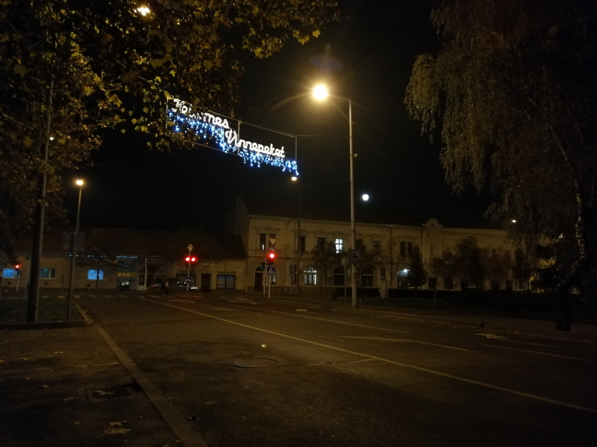 Sarkadon – ahogyan minden évben – ezúttal is karácsonyi díszkivilágítást kapott a Kossuth utca – Fotó: behir.hu/Hidvégi Dávid