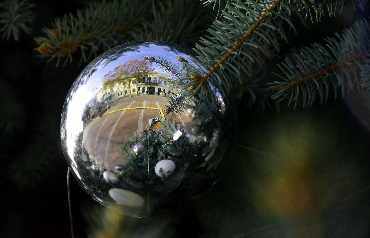 A békéscsabai városházának a tükörképe egy karácsonyfadíszen – Fotó: behir.hu/Such Tamás