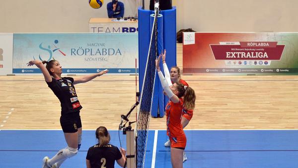 Pekárik Eszter (ütés közben) is jól játszott a rangadón (Fotó: Kuti István)