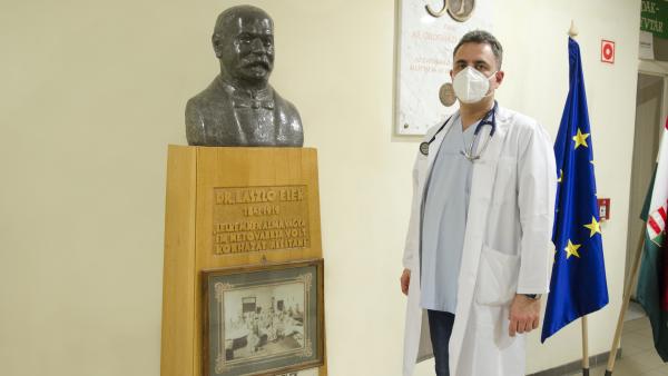 dr. Duray Gergő főigazgató látható a kórház névadójának mellszobrával az orosházi kórház aulájában. Fotó: Dr. Elek László Kórház