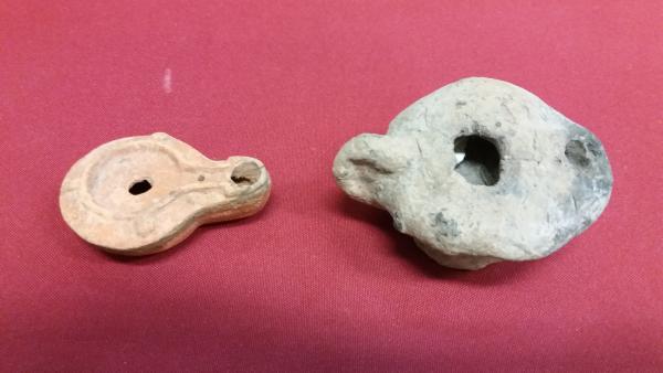 Római mécses és annak helyi utánzata (fotó: Munkácsy Mihály Múzeum)