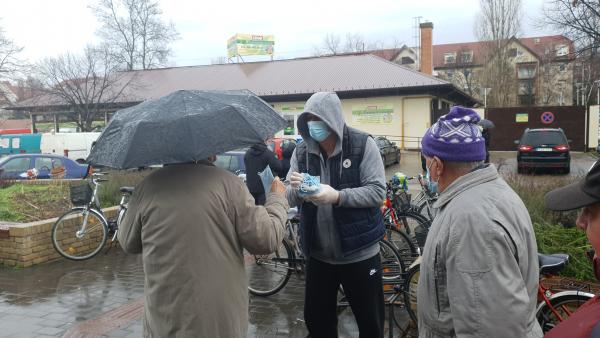 A reggeli szakadó eső sem állította meg a maszkosztást – (Fotó: Frankó Attila)