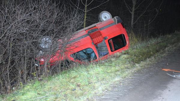 kány külterületén egy autó, miután elütött egy elé szaladó vadat, lement az útról és árokba borult (fotó: police.hu)