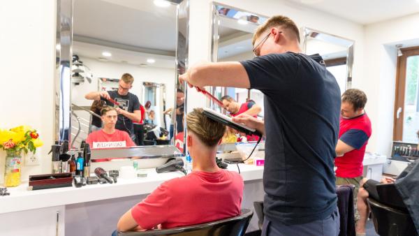 Szeverényi Dániel fodrász. Fotó: BMKIK