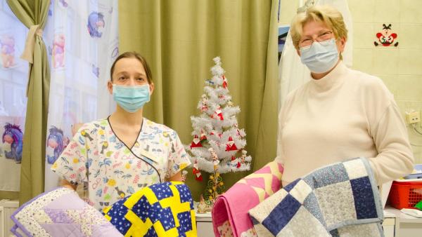 Papné Fehér Anita főnővér és Dr. Kalydy Antónia gyermekorvos, aki maga is tagja a foltvarró klubnak és részt is vett az ajándékok elkészítésében. Fotó: Melega Krisztián/Orosházi Kórház