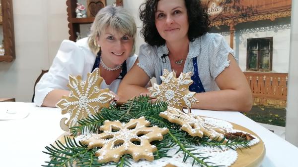 Bujdosó Enikő és Kádár Manni mézeskalácsot készítettek 