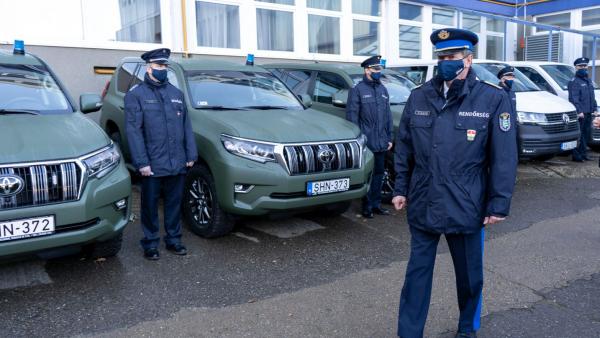 Dr. Polyák Zsolt rendőrfőkapitány adta át az indítókulcsokat (Kép: Bucsai Ákos/BMC)