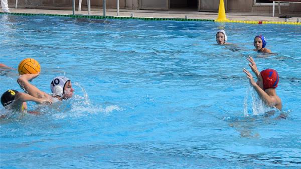 Kvasz János célozza meg az ellenfél kapuját. A fiatal játékos a serdülők mérkőzésén négyszer, a gyermek gárda derbijén hatszor talált be a váciak kapujába. Fotó: csabapolo.hu