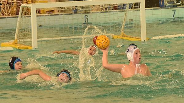 Szatmári Levente (kezén a labda) elemében volt a vasárnapi fordulóban, a két mérkőzésen kilenc gólig meg sem állt. Fotó: csabapolo.hu