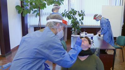 Koronavírus-tesztelés a Békés Megyei Kormányhivatalban. Fotó: 7.TV