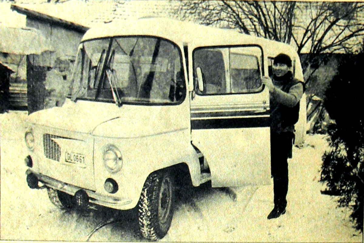 Prekop János és az átalakított Nysa mentőautó – Fotó: Prekop János archívumából