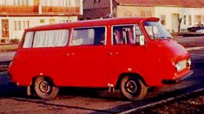 Prekop János az átalakított a Skoda kisbusszal – Fotó: Prekop János archívumából