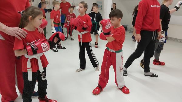 A kick-boxosok edzésben – (Fotó: Papp Ádám/behir.hu)