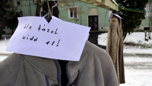 Elvihető kabátok a Derkovits sori szánkódombnál – Fotó: behir.hu/Such Tamás