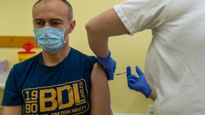 Megkezdődött az egészségügyi dolgozók koronavírus elleni védőoltása Békéscsabán – (Fotó: Bucsai Ákos/behir.hu)