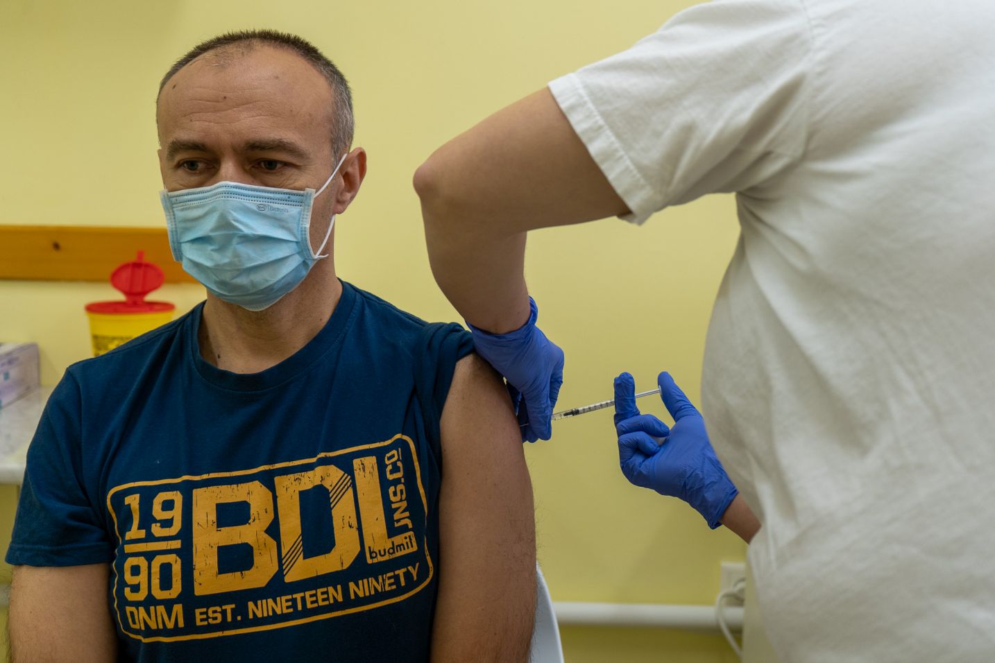 Megkezdődött az egészségügyi dolgozók koronavírus elleni védőoltása Békéscsabán – (Fotó: Bucsai Ákos/behir.hu)