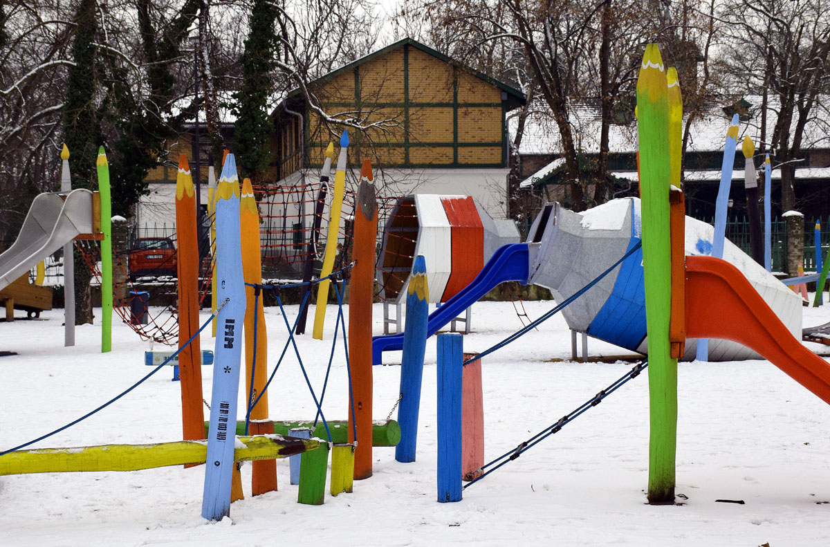 Ligeti játszótér, KO helyén ma színes ceruzák vannak – Fotó: behir.hu/Such Tamás