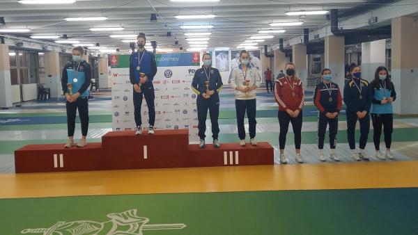 Dékány Kinga (bal szélen) a dobogó második fokára léphetett fel (Fotó: hunfencing.hu)