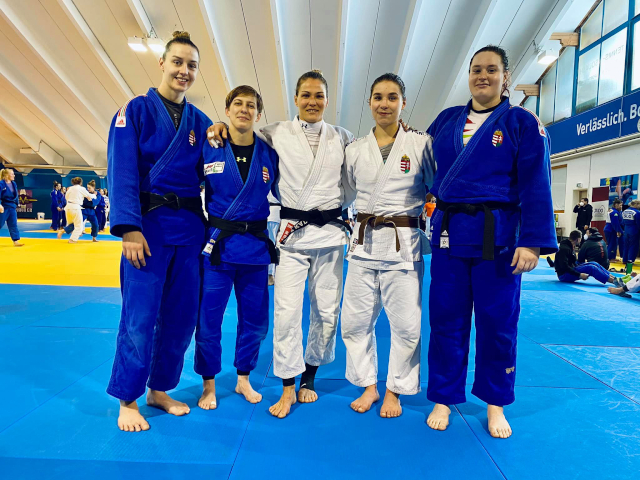 Gercsák Szabina (balról), Pupp Réka, Karakas Hedvig, Özbas Szofi és Szigetvári Mercédesz (Fotó: judoinfo.hu)
