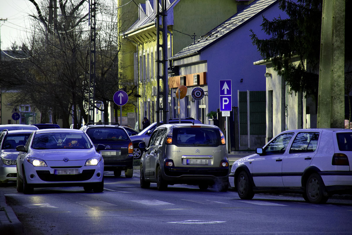 Autók az Illésházi utcán – Fotó: behir.hu/Such Tamás
