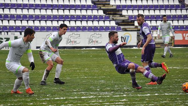 Paudits Patrik (passzolás közben) és csabai csapattársai szenvedtek a nehéz talajú pályán (Fotó: Such Tamás)