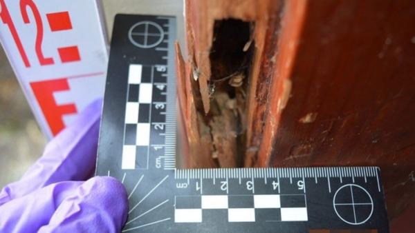 Nem tarthatta meg a lopott ajtót, a rendőrök lefoglalták tőle. Forrás: police.hu