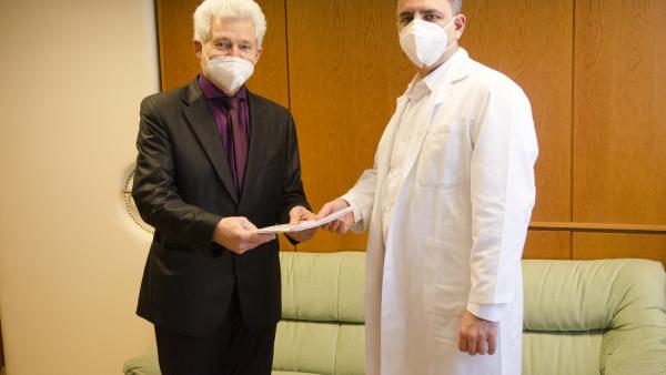 Körmendi János adja át az eszközök dokumentációját dr. Duray Gergő főigazgatónak Fotó: Melega Krisztián/Dr. László Elek Kórház